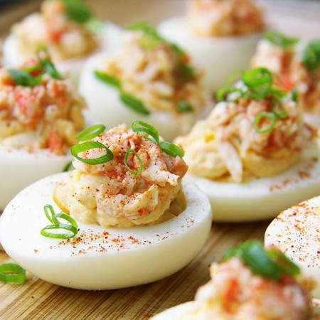 Яйця фаршировані крабовими паличками