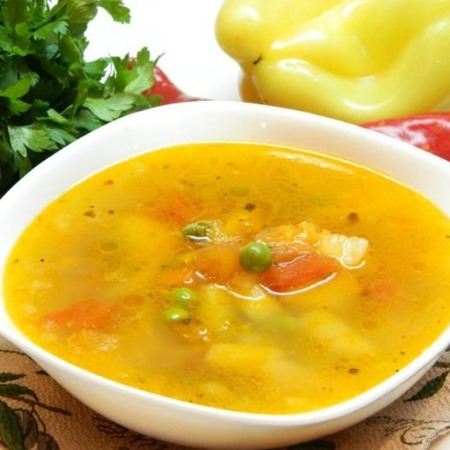 Пісний суп з рибою, горошком і помідорами