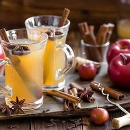 Чай з корицею і яблуком