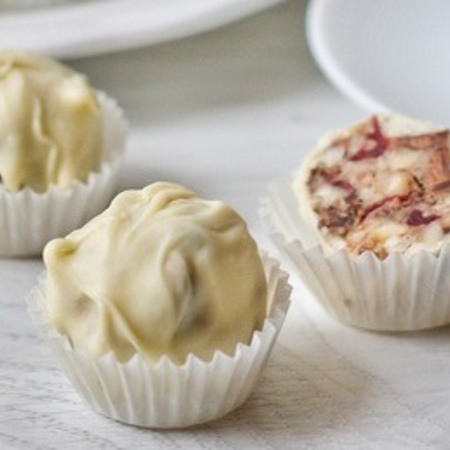 Горіхові цукерки у білому шоколаді