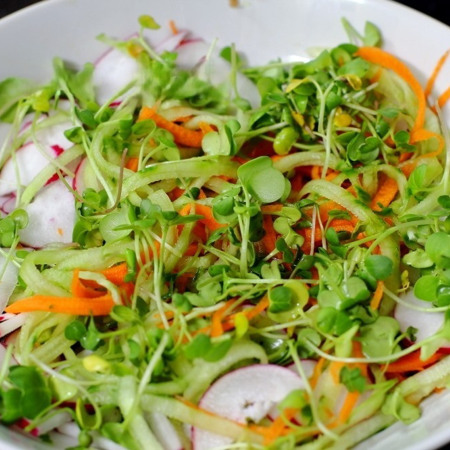 Салат весняний з азійською ноткою