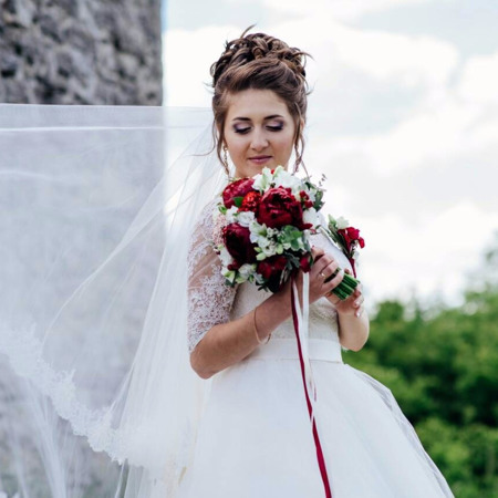 1. Елегантні зачіски на основі стриманого пучка 