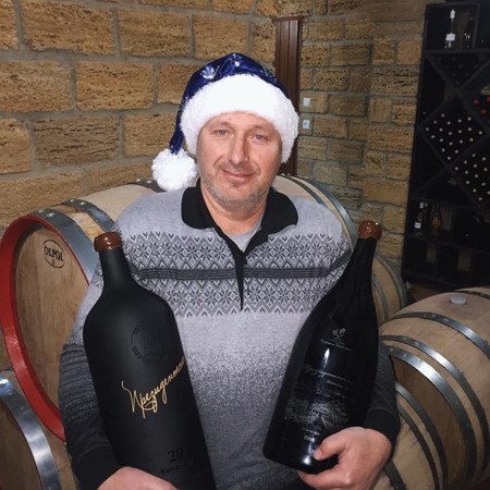 Випити місцевого вина 