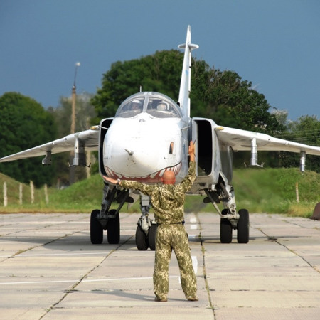 Підняти голову вгору  і побачити наші літаки