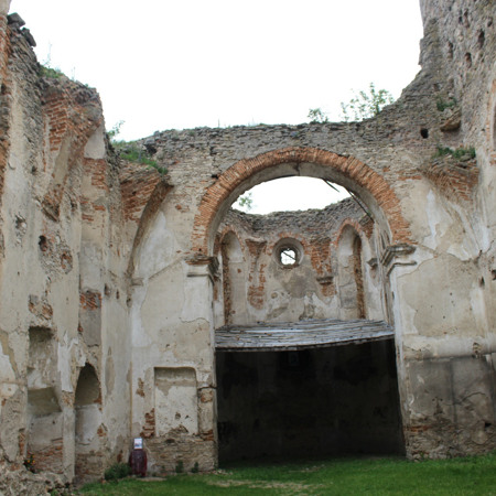 Побувати у замку і біля вежі Домініканського монастиря