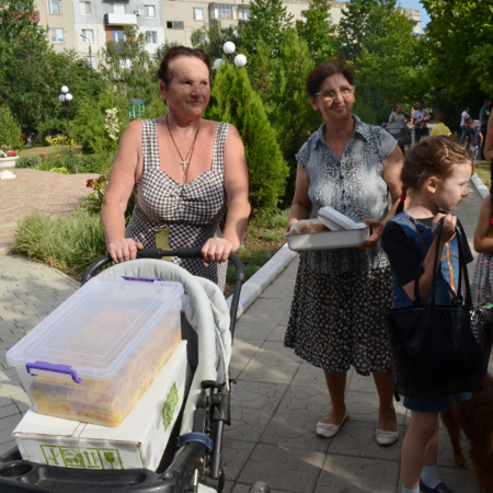 Смаколики, які звозили на дитячому візочку 