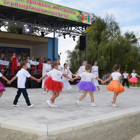 Літній артмайданчик з критою сценою і танцполем