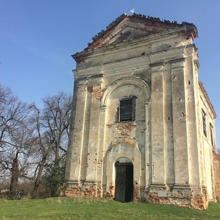 Костел Святої Трійці в селі Маньківці