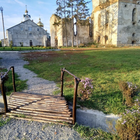 Містки та лавочки на території монастиря