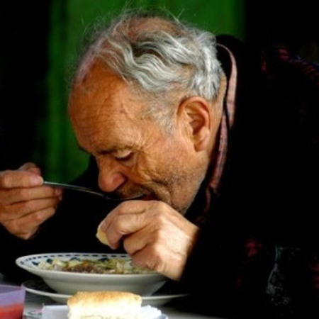 Годує гарячими обідами знедолених 