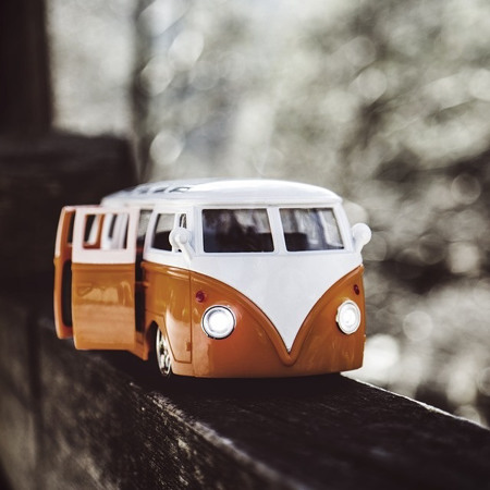 Контролювати пасажирські перевезення