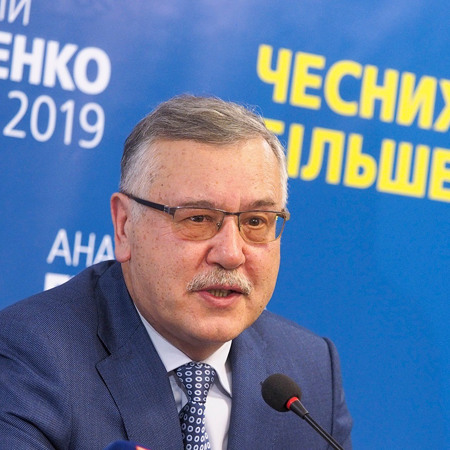 Гриценко: хто продав військове майно?