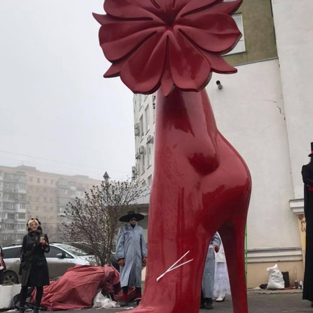 Арт-об'єкт "Червона туфелька"