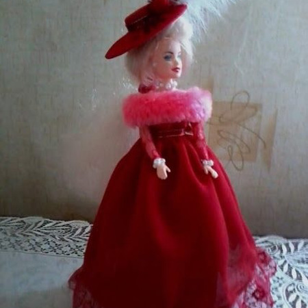 Пані у червоному