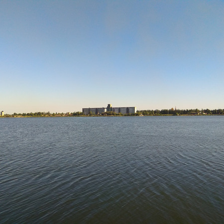 Вид на елеватор по той берег водосховища