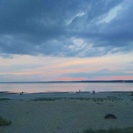 Міській пляж в променях заходу сонця