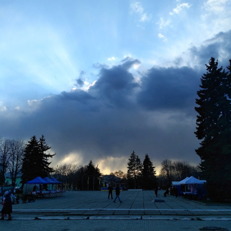 Небо над площею Миру