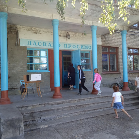 Найстаріша школа з новими кімнатами гігієни та забитими вікнами трудової майстерні