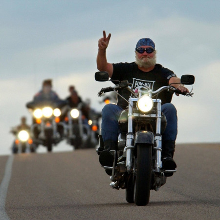 Всем городом ищем ночных гонщиков