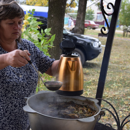 Трав'яний чай, яким пригощали безкоштовно бібліотекарі