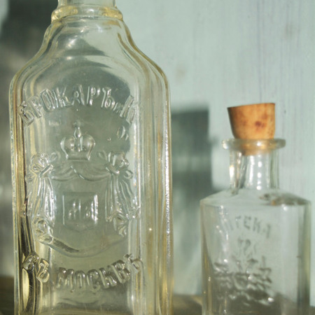  Пляшечка з-під парфумів відомої фірми "Брокаръ и Ко", а також парфуми "Улюблений букет Імператриці" 1913.