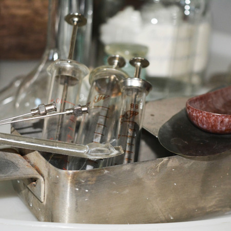 Скляні шприци та голки до них воєнного періоду