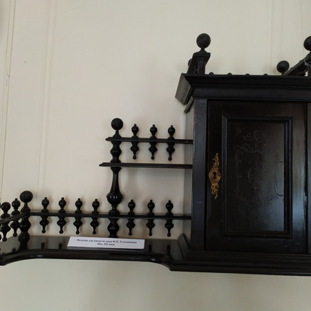 Полочка для писем из дома Ф.П.Тульчианова. Начало 20 века. 