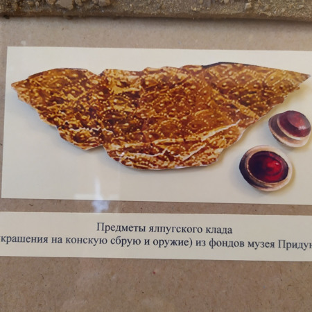 Фрагмент фольги и два альмандина – из предметов ялпугского клада. 