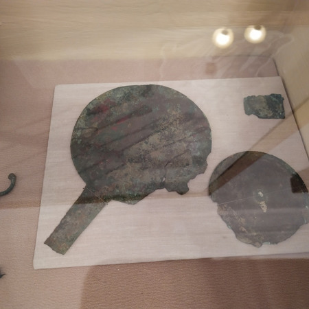 Зеркальце времен железного века. 