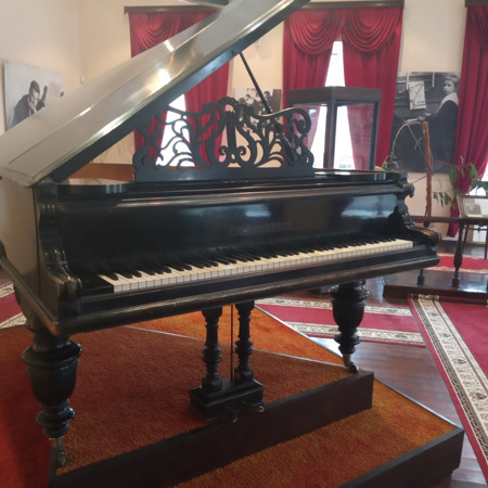 Рояль фірми Schroder