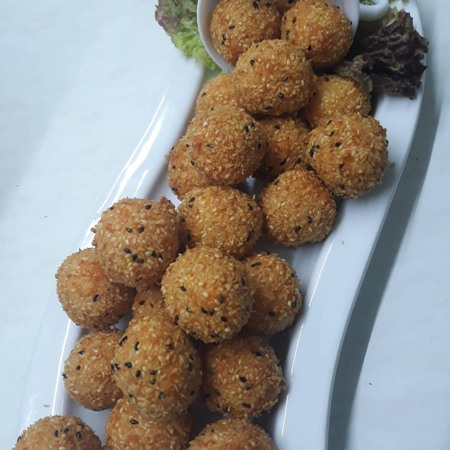 Сирні кульки в кунжуті