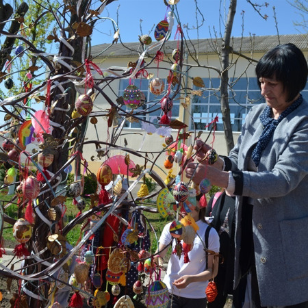 Встановили великоднє дерево