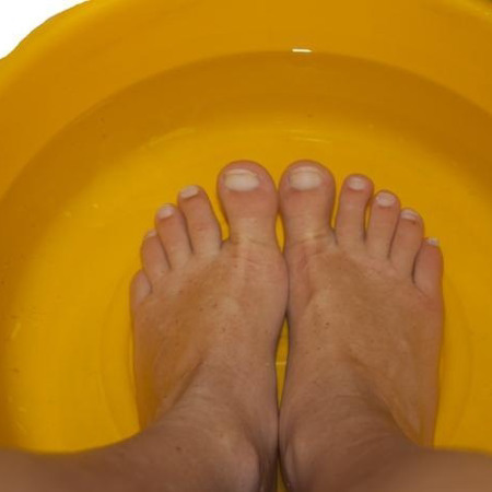 Міф 4. Попарить ноги у гарячій воді з сіллю і застуда відступає