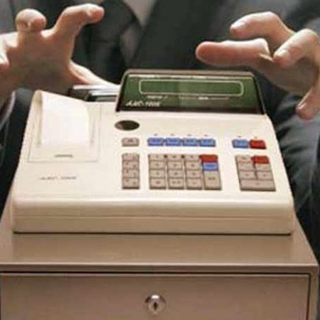 Невідомий побив продавчиню і вкрав гроші, ковбасу й горілку