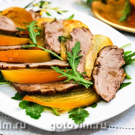 Теплий салат із качки з хурмою