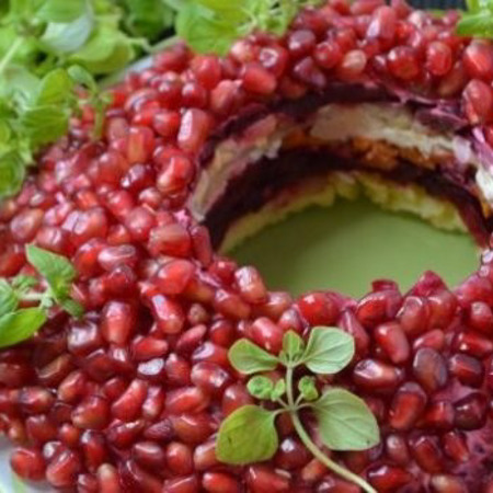 Салат "Гранатовий браслет" із копченою куркою