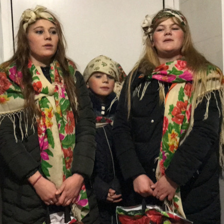 Тріо дівчаток: від хати до хати щедрівка лунає