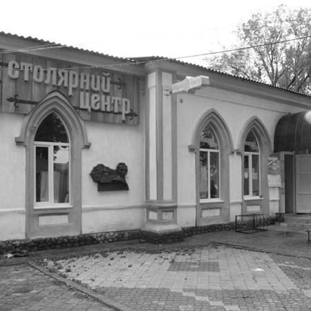 Комплекс поштової станції, пам'ятник Шевченку 