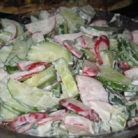 Салат з редиски та огірків