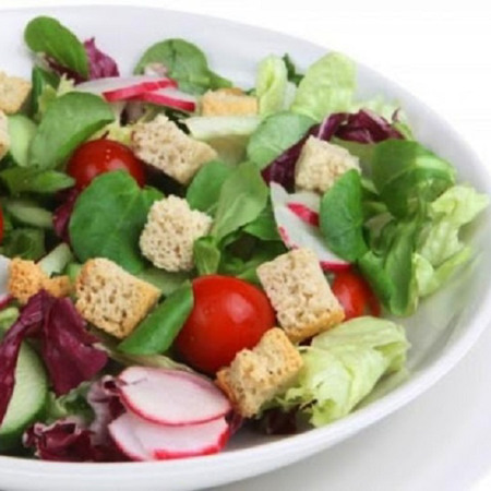 Салат з редиски з помідорами та грінками