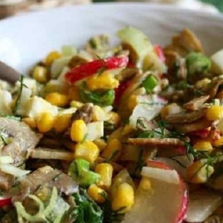 Весняний салат з редискою, грибами і кукурудзою