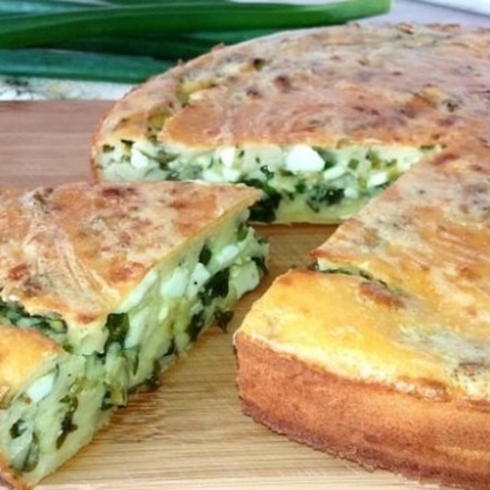 Наливний пиріг з яйцем і зеленою цибулею