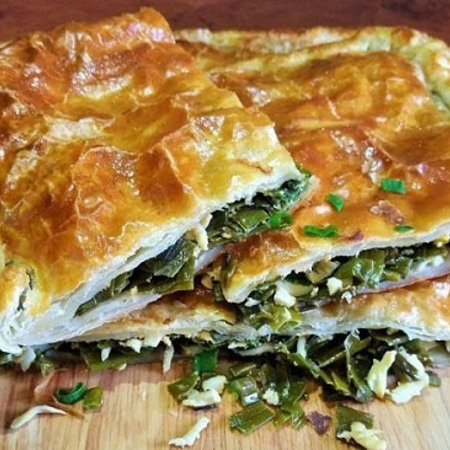 Листовий пиріг із зеленою цибулею