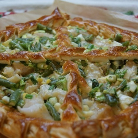 Рибний пиріг із зеленою цибулею, яйцем і стручкової квасолею