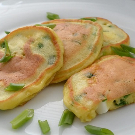 Оладки з яйцем і зеленою цибулею