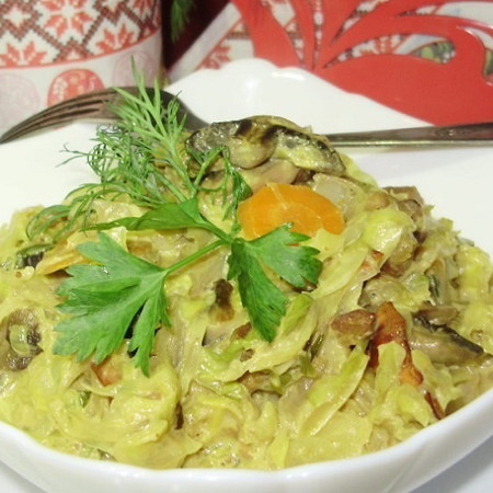 Молода капуста, тушкована з грибами, м’ясом та сиром «Янтар»