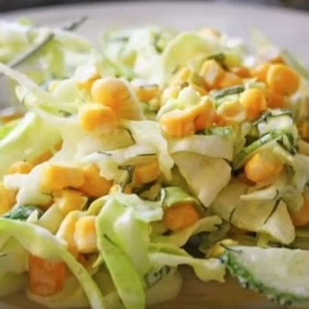 Весняний салат з молодої капусти