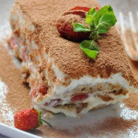 Полуничне тірамісу