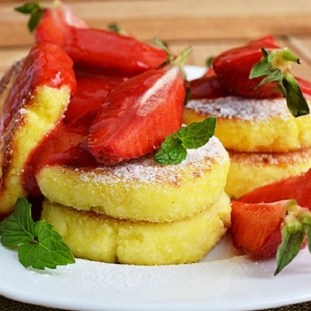 Сирники з рисовим борошном з полуницею