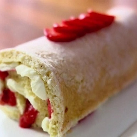 Рулет з полуничною начинкою